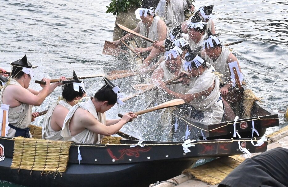 激しく水をかけ合う氏子ら＝３日、松江市美保関町美保関