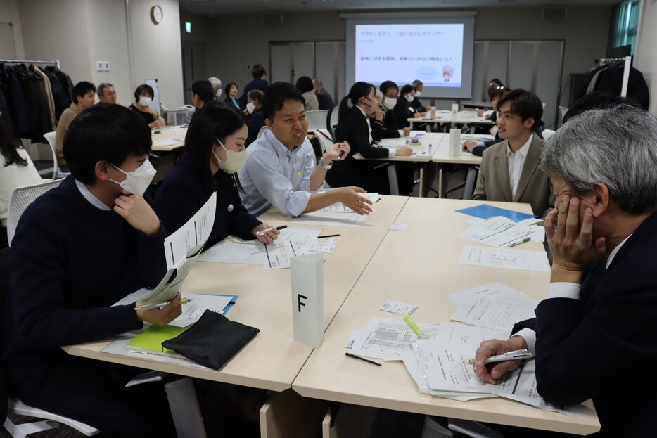 投票しやすい社会について議論する参加者たち（京都府向日市・永守重信市民会館）