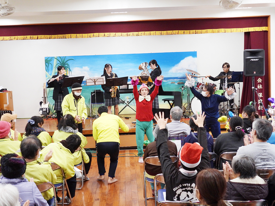 「音楽祭」は、地域住民と障がい者との交流の場となった（14日、龍郷町「嘉渡生活館」）