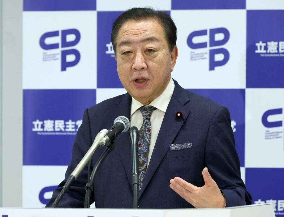 記者団の取材に応じる立憲民主党の野田佳彦代表＝13日午前、国会内（春名中撮影）