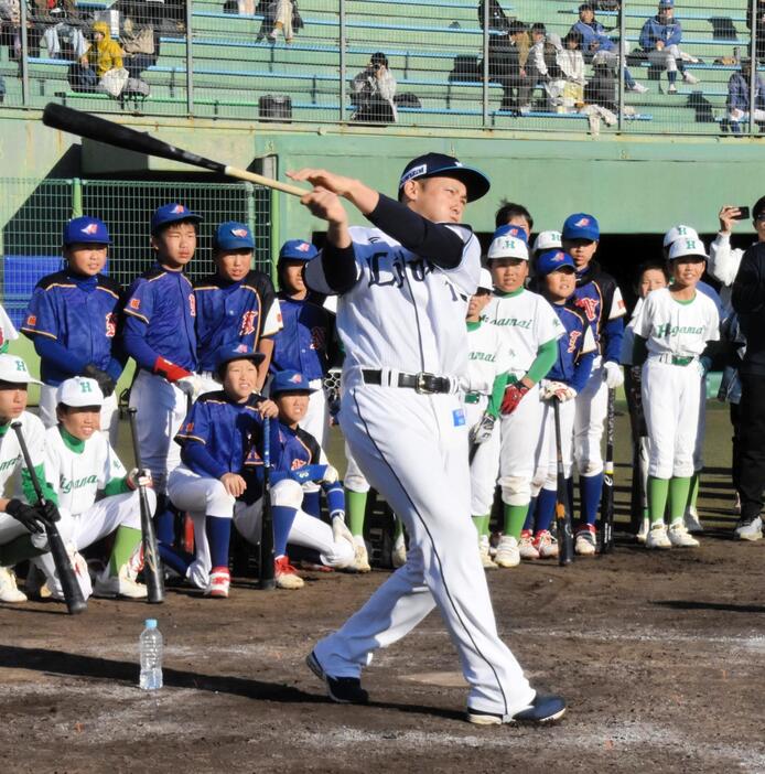 　野球教室の最後に実演打撃を行い豪快なスイングを披露した栗山