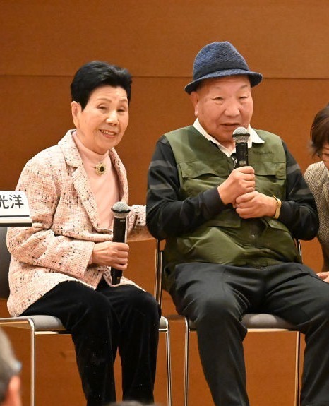 袴田巌さん（右）と成年後見人に選任された姉ひで子さん＝1日、浜松市中央区