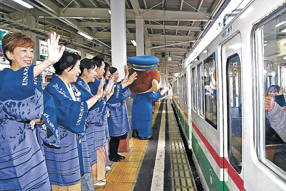 最終列車を見送る温泉旅館の女将＝黒部市の黒部峡谷鉄道宇奈月駅