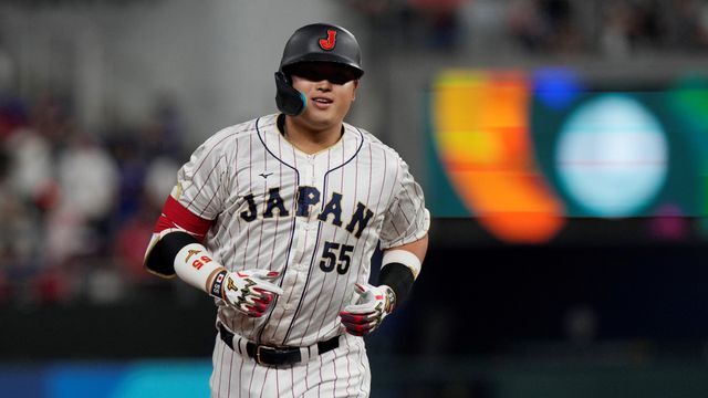 2023年WBC決勝のアメリカ戦で本塁打を放つ村上宗隆選手(写真：AP/アフロ)