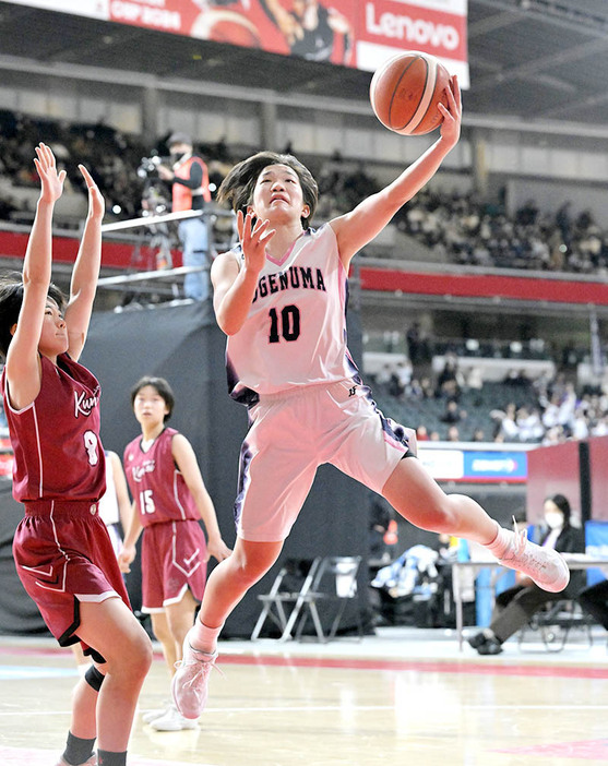 【鵠沼―大阪薫英女学院】第３クオーター鵠沼・恵が５１点目を決めて一時同点とする＝東京体育館