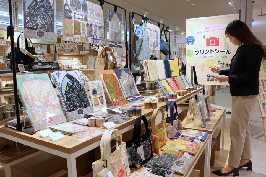 長崎支店の一角に開店した「Ｍａｐ　Ｄｅｓｉｇｎ　ＧＡＬＬＥＲＹ」＝長崎市幸町、長崎スタジアムシティ