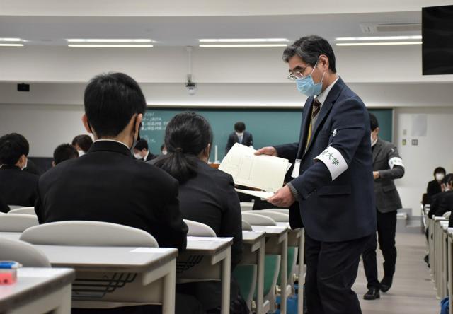 愛媛大で大学入学共通テストに臨む受験生たち=2021年1月16日、松山市、代表撮影