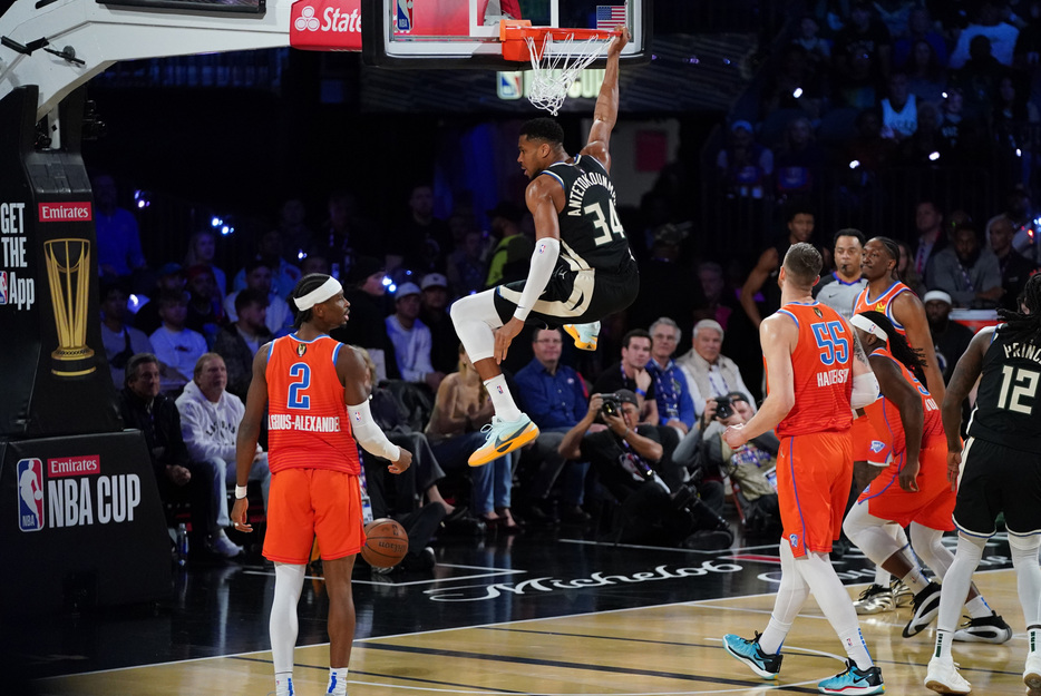 ＮＢＡは１７日、シーズン中のトーナメント戦であるＮＢＡカップ決勝を行い、東カンファレンスのバックスが優勝した。写真中央はダンクシュートを決めるバックスのヤニス・アデトクンボ（２０２４年　ロイター/USA TODAY Sports）