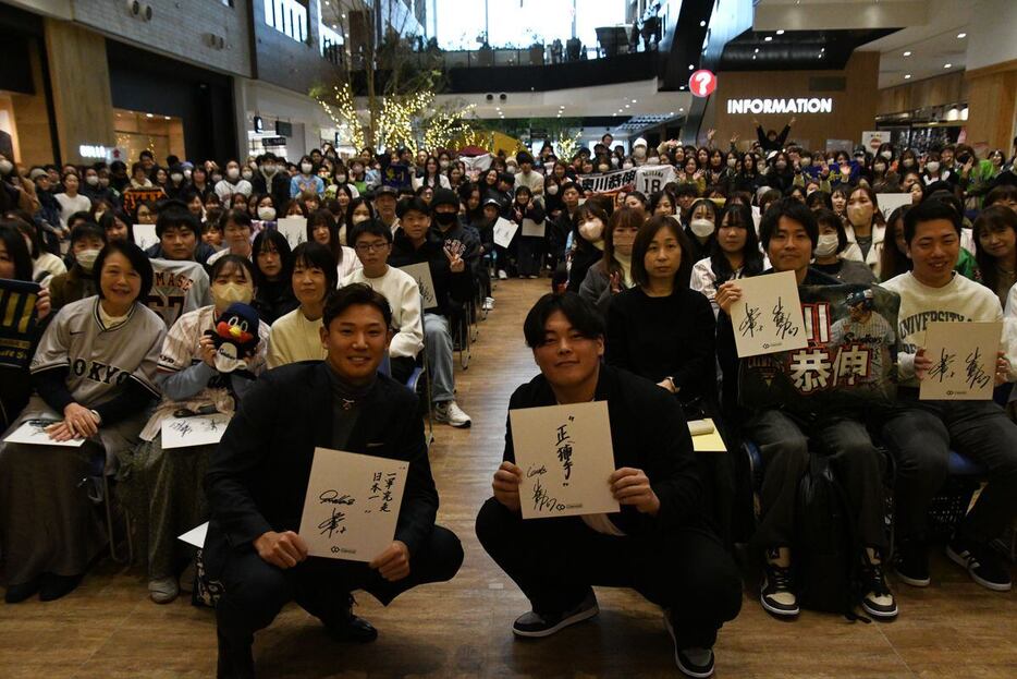 石川県で行われたトークイベントに参加したヤクルト・奥川恭伸（左）と巨人・山瀬慎之助