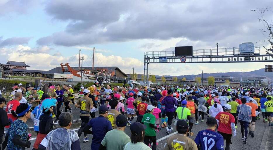 平城宮跡前を通過する奈良マラソンのランナーたち＝奈良市