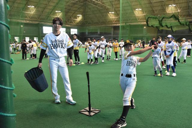 緒方理貢内野手（左）からバッティングを教わる小学生