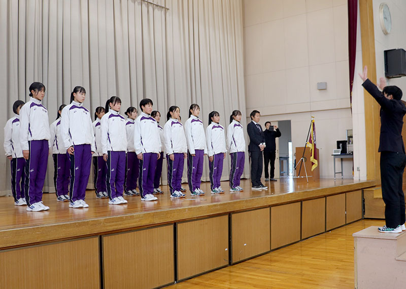 壮行式でエールを受ける花巻東高陸上競技部長距離女子