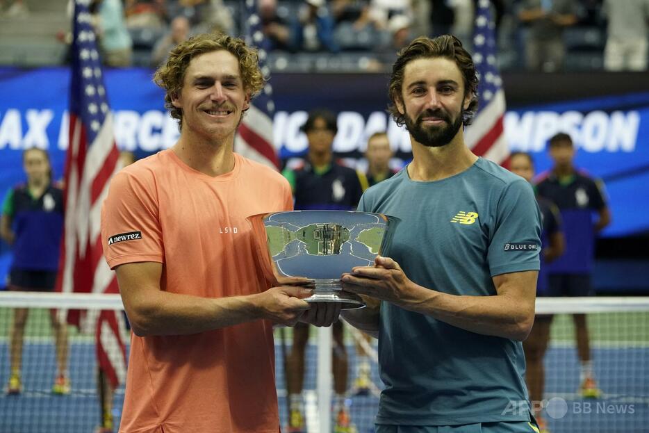 全米オープンテニス、男子ダブルス決勝。トロフィーを手にポーズをとるマックス・パーセル（左）/ジョーダン・トンプソン組（2024年9月7日撮影）。【翻訳編集】 AFPBB News