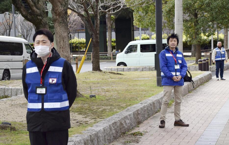 通学路で子どもの下校を見守る北九州市職員＝23日午前、小倉北区