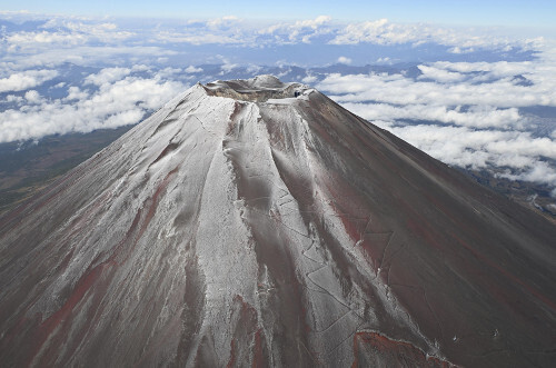 うっすらと雪をかぶった富士山頂（１１月６日、山梨県側で、読売ヘリから）