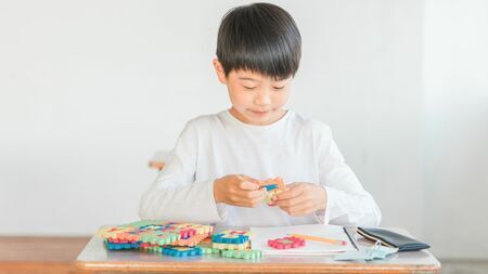 子どもの思考力を育てるために親ができることは？（写真：buritora / PIXTA）