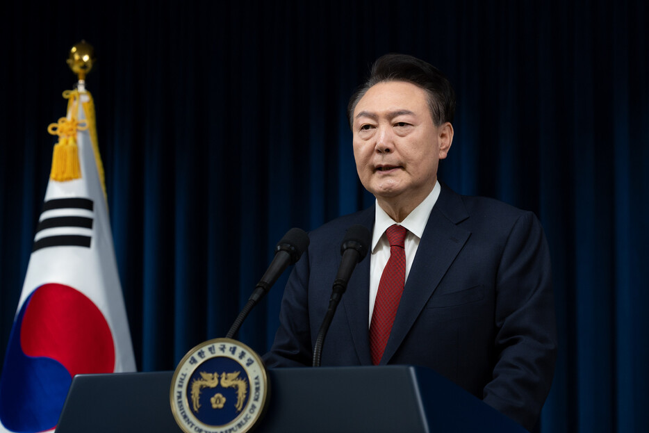 韓国検察は９日、尹錫悦大統領（写真）に非常戒厳を進言したとされる金龍顕前国防相について内乱と職権乱用の容疑で逮捕状を請求した＝７日撮影