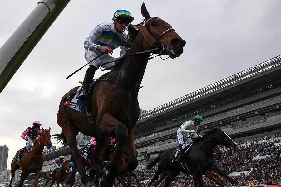 香港マイル、追い込んで2着となったソウルラッシュ（奥）【写真：Getty Images】