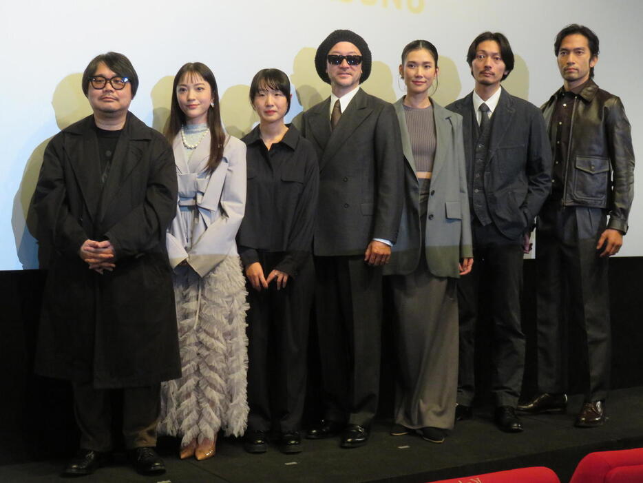 「MIRRORLIAR FILMS Season6」の初日舞台あいさつに登壇した、左から鬼木幸治監督、伊礼姫奈、増田彩来監督、浅野忠信監督、岡本多緒監督、田中一平、阿部進之介