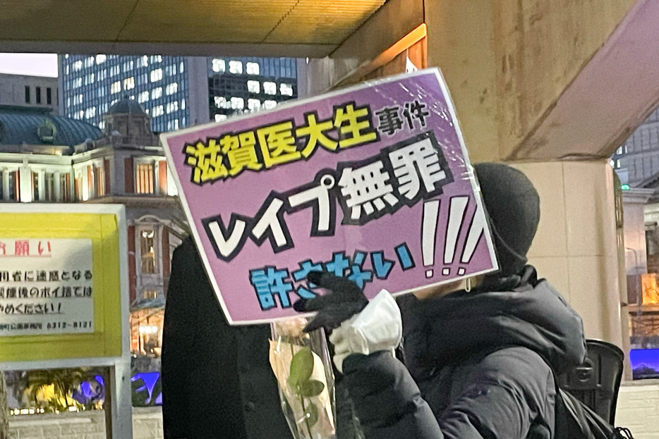 フラワーデモは大阪高裁前でおこなわれた