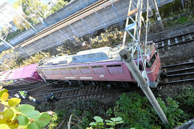 脱線した貨物列車=2024年12月12日午前9時21分、鹿児島県薩摩川内市、安田朋起撮影