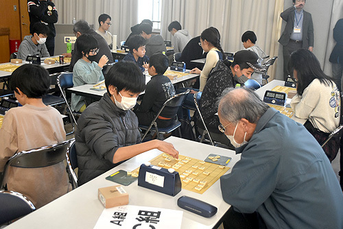 幅広い世代が一緒に対局した