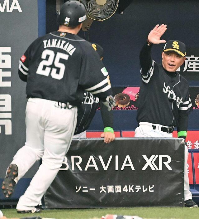 開幕戦で1号ソロを放った山川（25）を迎える小久保監督（右）（撮影・永田浩）