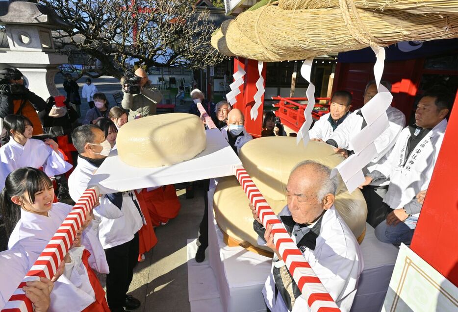 拝殿前に供えられる３段重ねの大鏡餅＝30日午前、高根沢町上高根沢