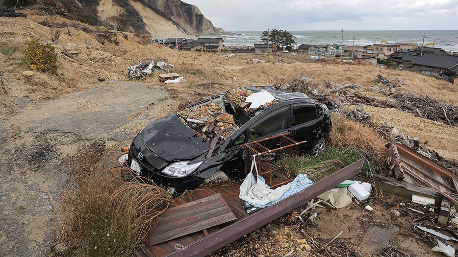 珠洲市仁江町の土砂崩れ現場。能登半島地震から1年がたつ今も、爪痕は各所に残っている＝2024年12月9日（時事）