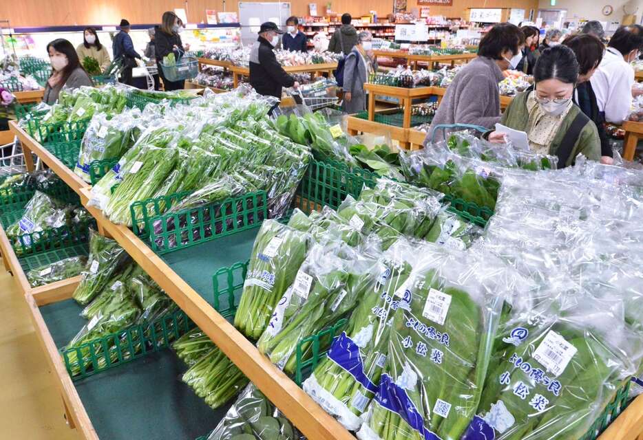 多くの野菜が値上がり傾向の中、年末年始の買い出しで混雑する店内＝２７日、鹿児島市のおいどん市場与次郎館