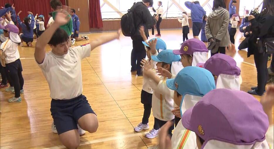 中学生が考案した防災が学べるダンスを保育園児たちに教える様子