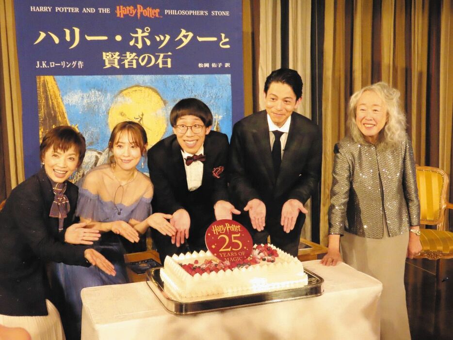 特製のケーキで２５周年を祝福した（左から）榊原郁恵、大沢あかね、ひょっこりはん、吉沢悠、松岡佑子さん