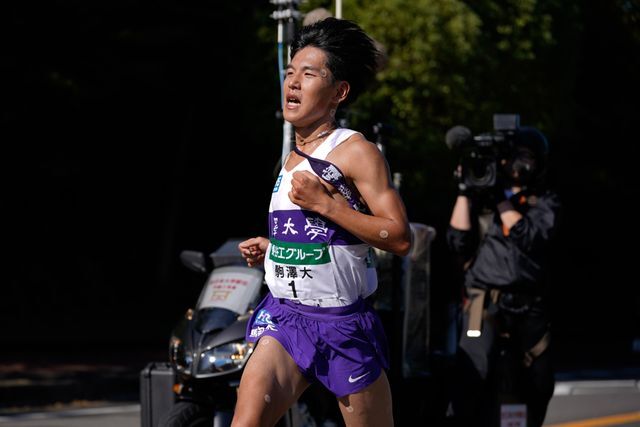 11月の全日本大学駅伝で魂の猛追をみせる駒澤大学の山川拓馬選手(写真：SportsPressJP/アフロ)