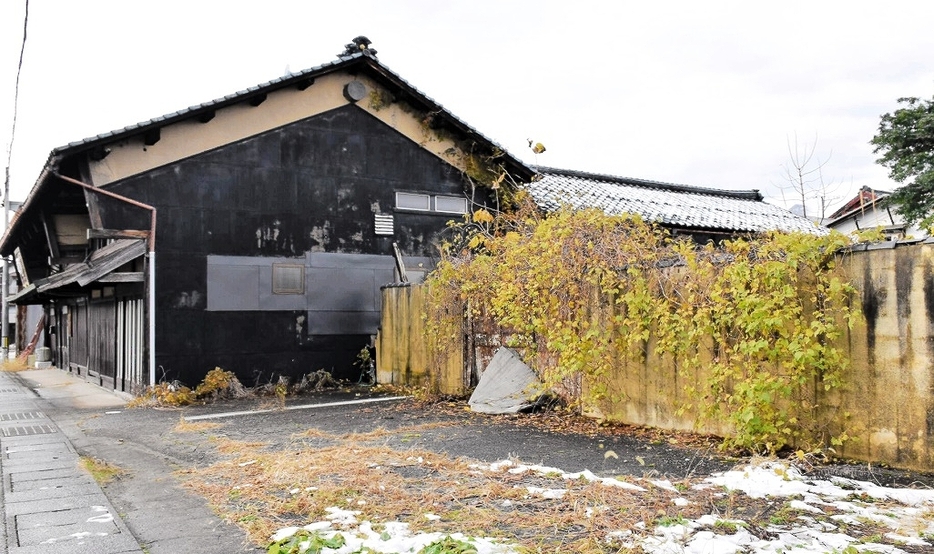 クマが潜んでいた空き工場＝12月9日、福井県大野市要町