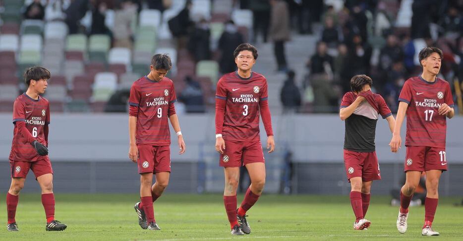 試合に敗れがっくり肩を落とす京都橘イレブン＝国立競技場（撮影・蔵賢斗）