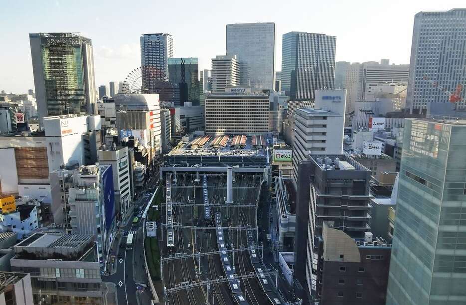 北側からみた阪急大阪梅田駅（中央）と周辺。奥に阪急ターミナルビルが見える＝18日（黒川信雄撮影）