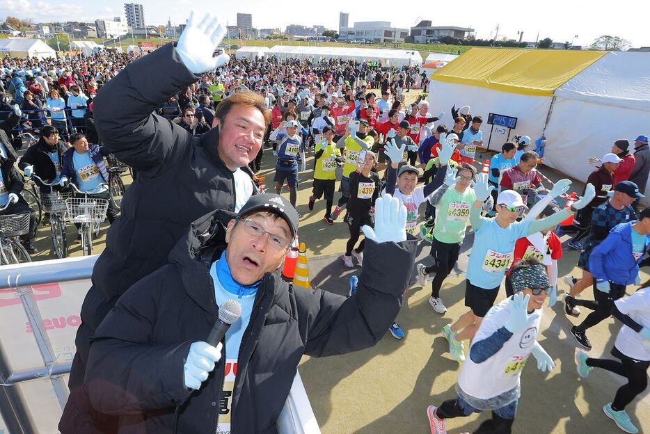 10キロの部で参加者を見送る間寛平とたむらけんじ.＝淀川河川公園（撮影・根本成）