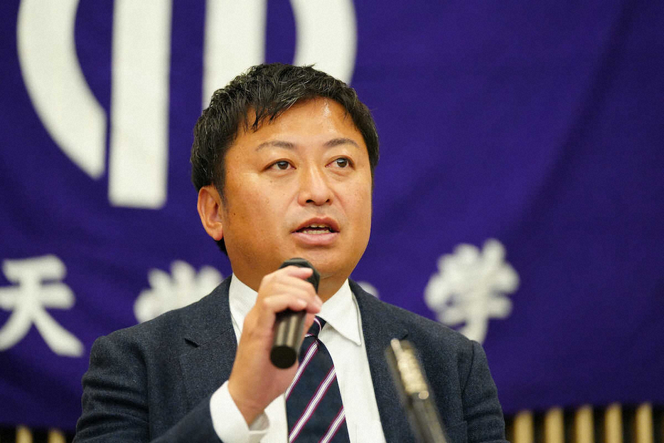 ＜箱根駅伝順天堂大学取材会＞質問に答える長門監督（撮影・大城　有生希）