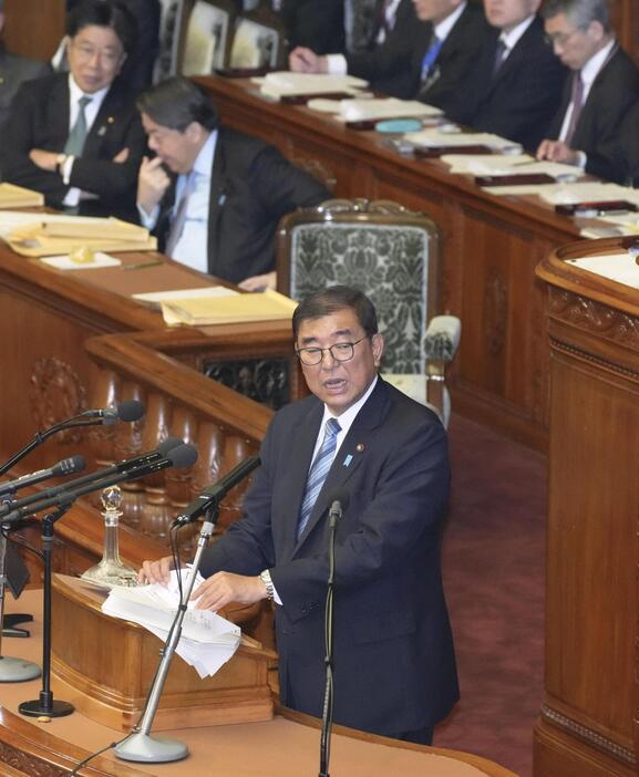 衆院本会議で答弁する石破首相＝2日午後