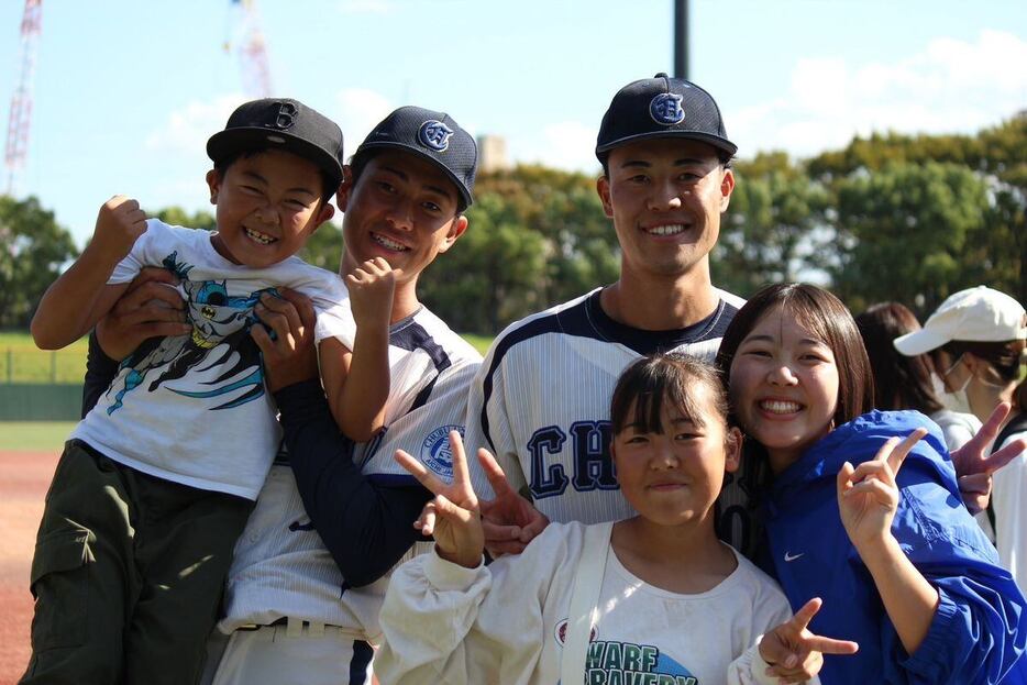 佐野（後列右）は５人きょうだいの長男。みんなで仲良く記念撮影する（家族提供）