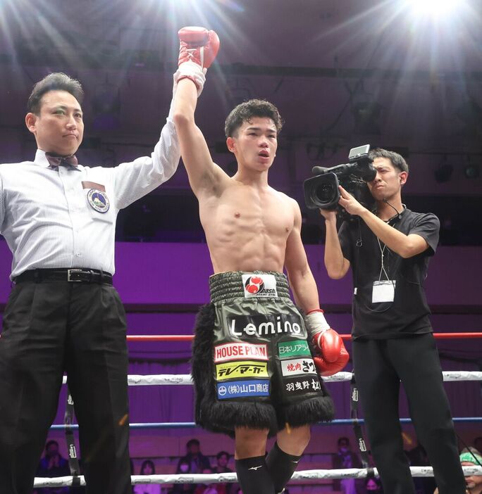 ２回TKOで勝利した田中将吾（カメラ・池内　雅彦）