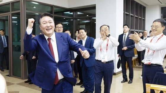 韓国の尹錫悦（ユン・ソクヨル）大統領が今年５月、忠清南道天安（チュンチョンナムド・チョナン）才能教育研修院で開かれた第２２代国民の力国会議員ワークショップで、夕食会を終えた後にアッパーカットパフォーマンスをしている。［写真　大統領室］