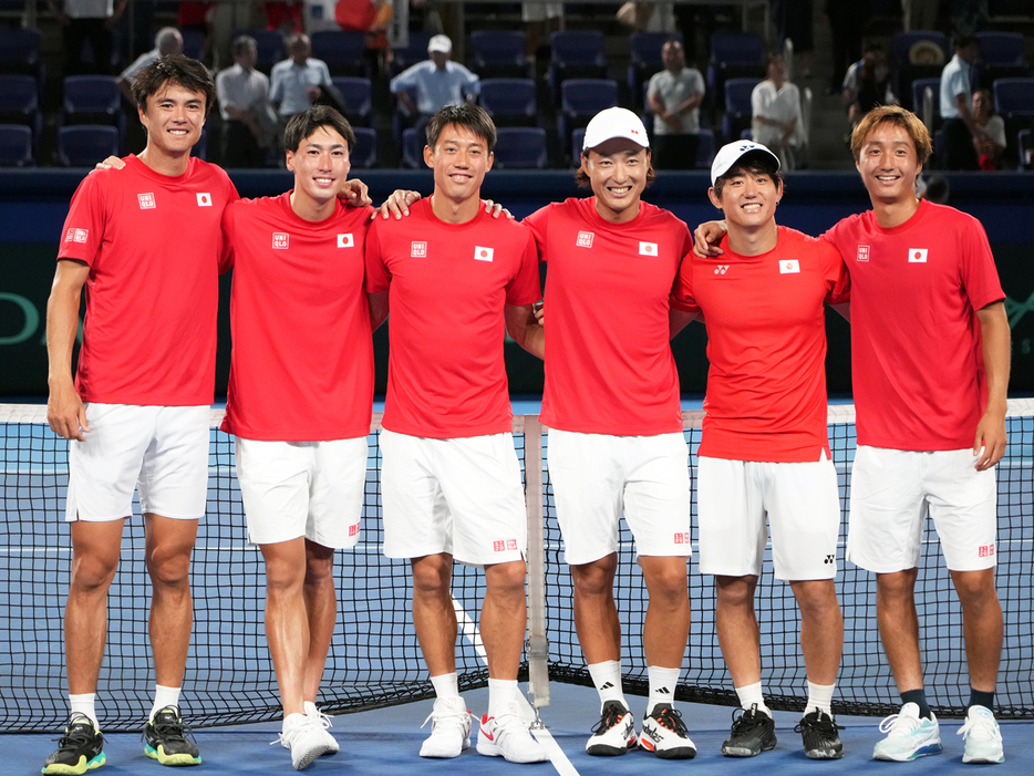 写真はワールドグループⅠコロンビア戦（東京・有明コロシアム）での日本代表チーム（左からダニエル太郎、綿貫陽介、錦織圭、添田豪監督、西岡良仁、望月慎太郎）（Getty Images）