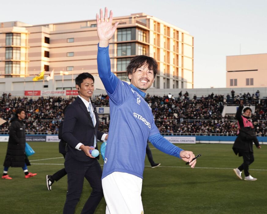 引退試合を終え観客に手を振りながら場内を一周する松井大輔　（カメラ・堺　恒志）