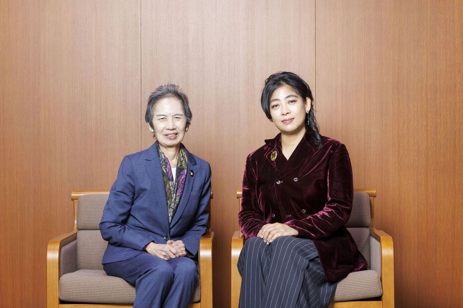 和田征子さん（左）と内田也哉子さん