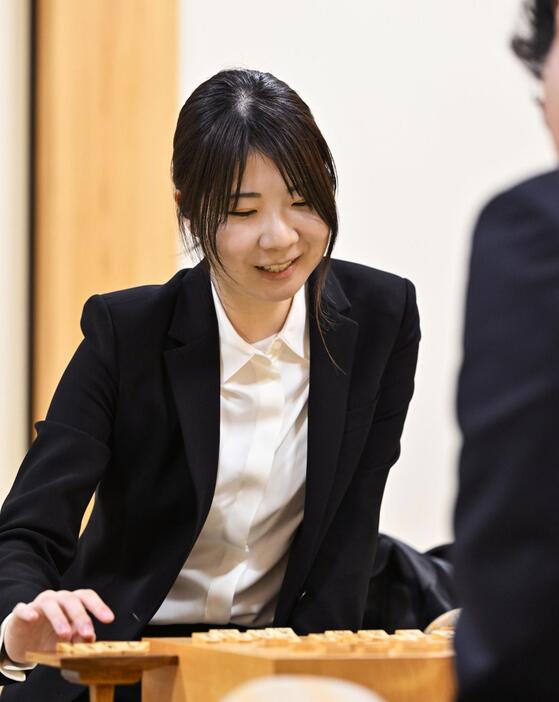 プロ棋士編入試験5番勝負の第4局で勝利し、笑顔を見せる西山朋佳女流三冠＝17日午後、大阪府高槻市の関西将棋会館