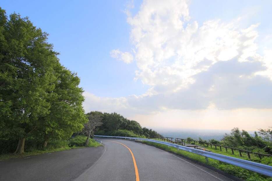 奈良、大阪両府県にまたがる信貴生駒スカイライン（近畿日本鉄道提供）