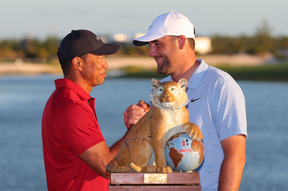 優勝セレモニーでホストのタイガーとがっちり手を組むシェフラー(PHOTO/Getty Images)