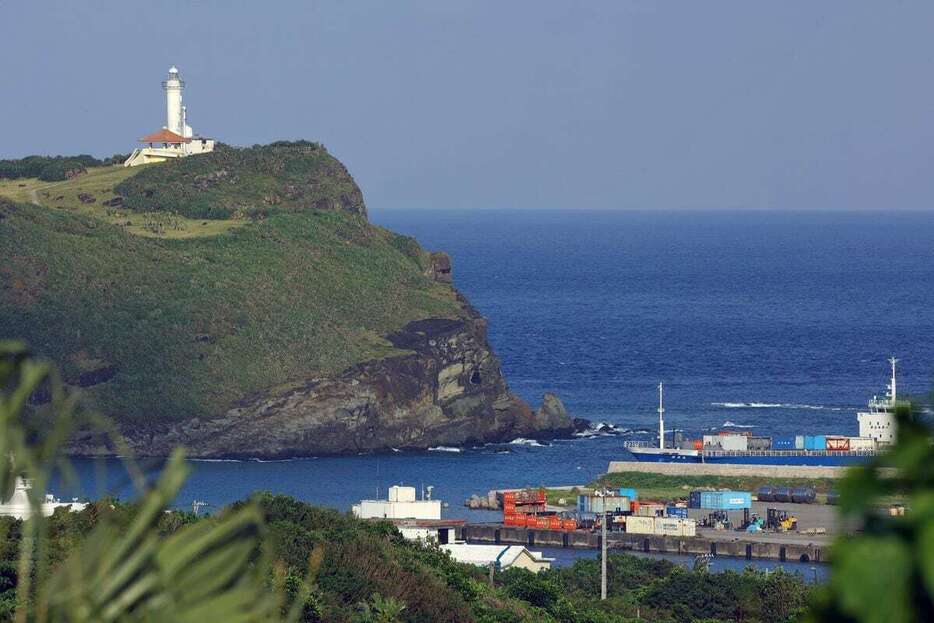 与那国島の西端にある西崎灯台＝沖縄県与那国町（松本健吾撮影）