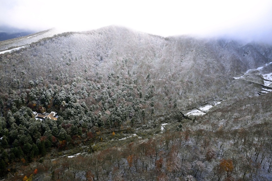 11月、初冠雪が確認された中国地方の最高峰、鳥取県の大山（共同通信社ヘリから）